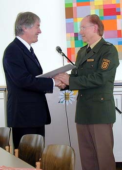 Aushändigung der Ruhestands-Urkunde durch den Polizeipräsidenten Konrad Jelden (links) im Oktober 2006